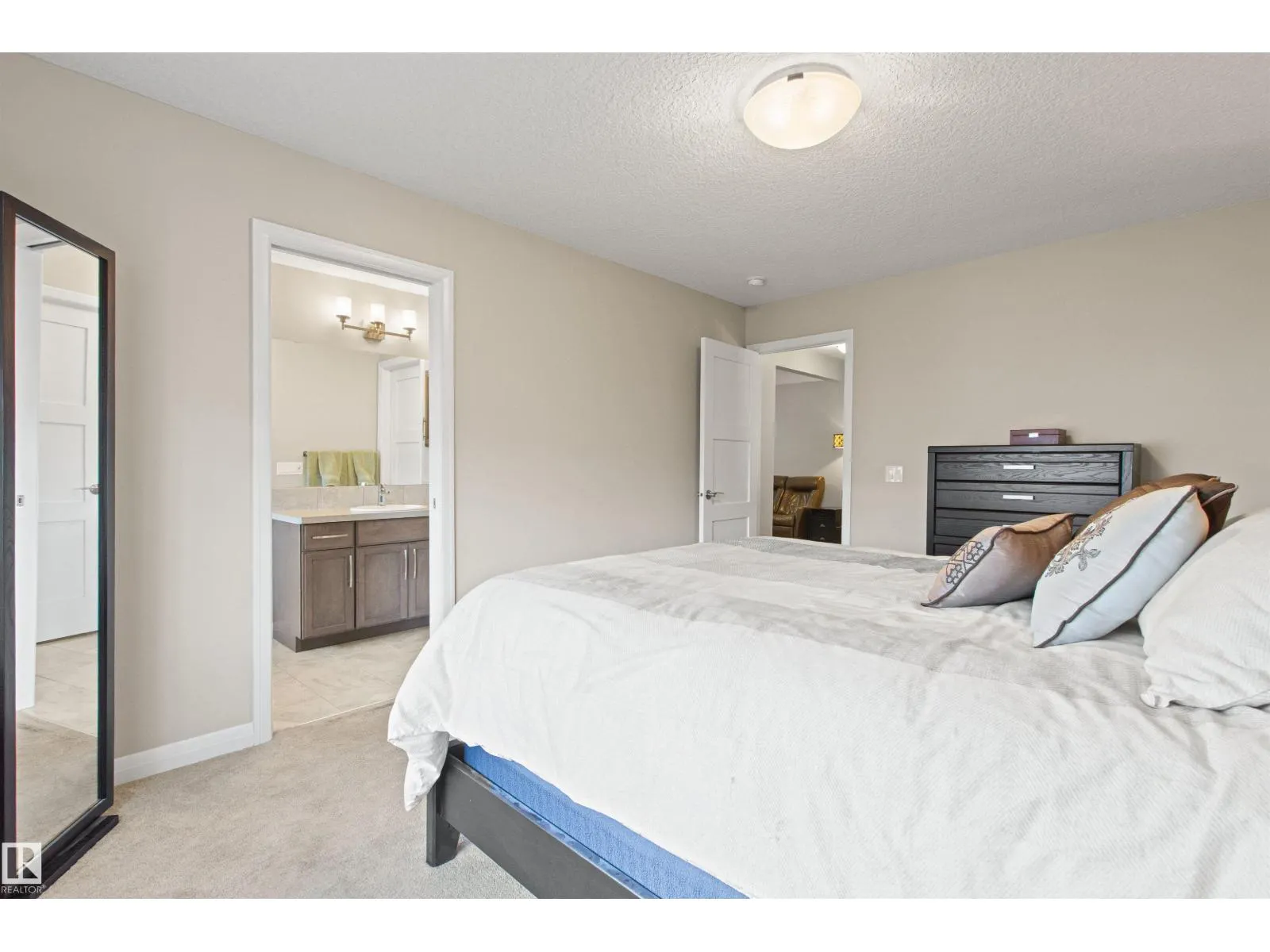 6124 175 AV NW