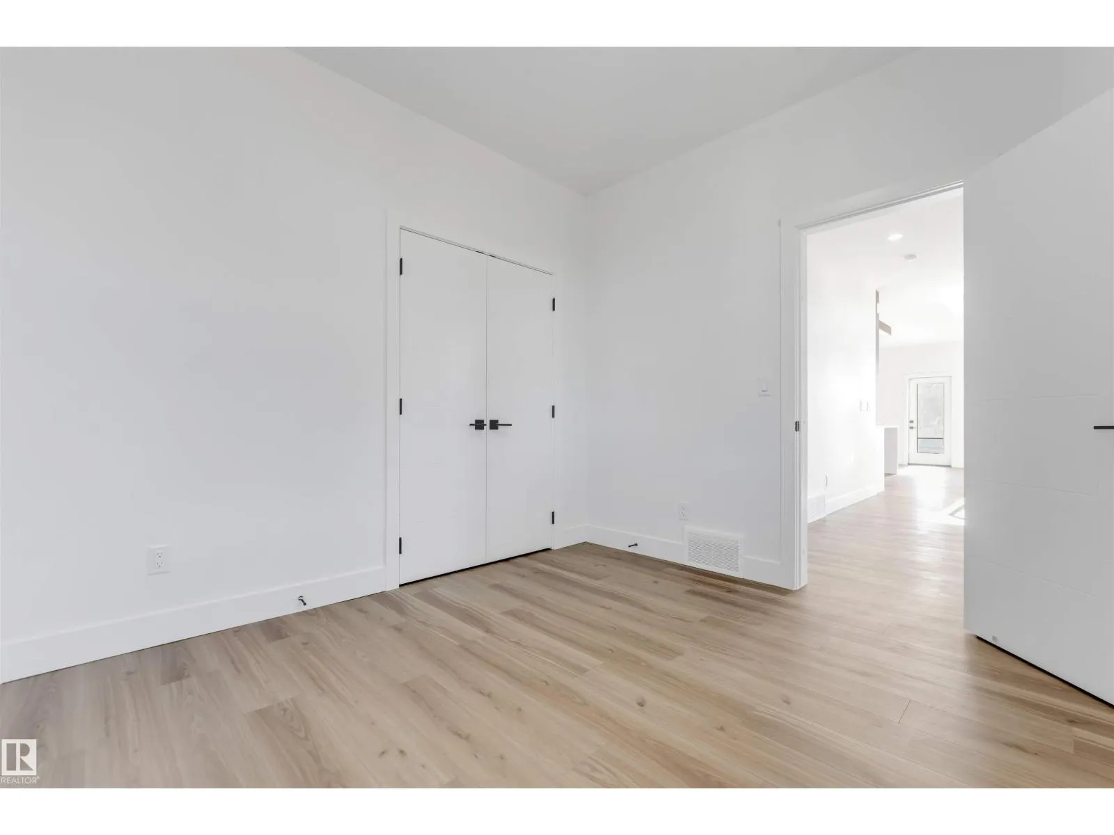 4707 17 AV SW SW