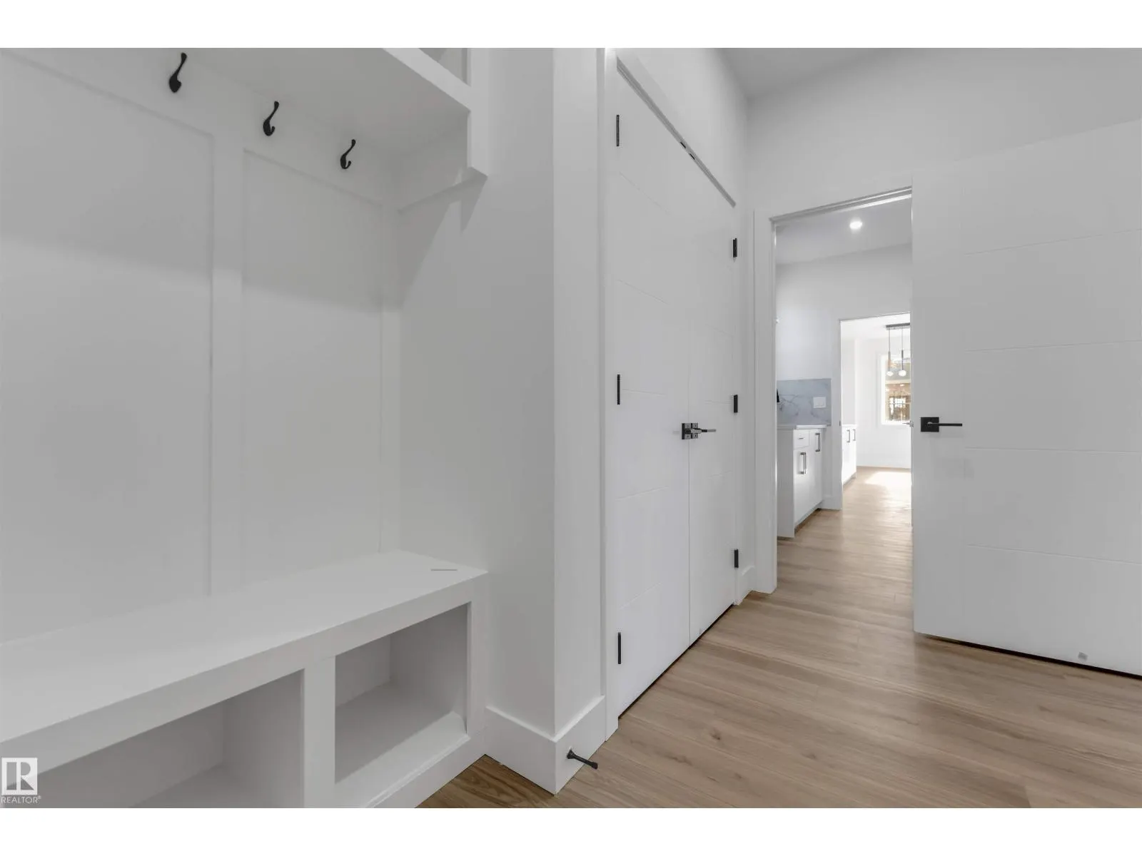 4707 17 AV SW SW