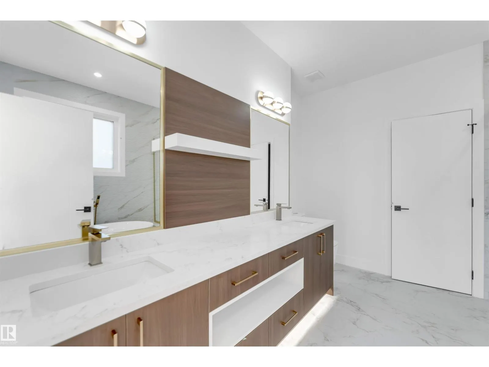 4707 17 AV SW SW