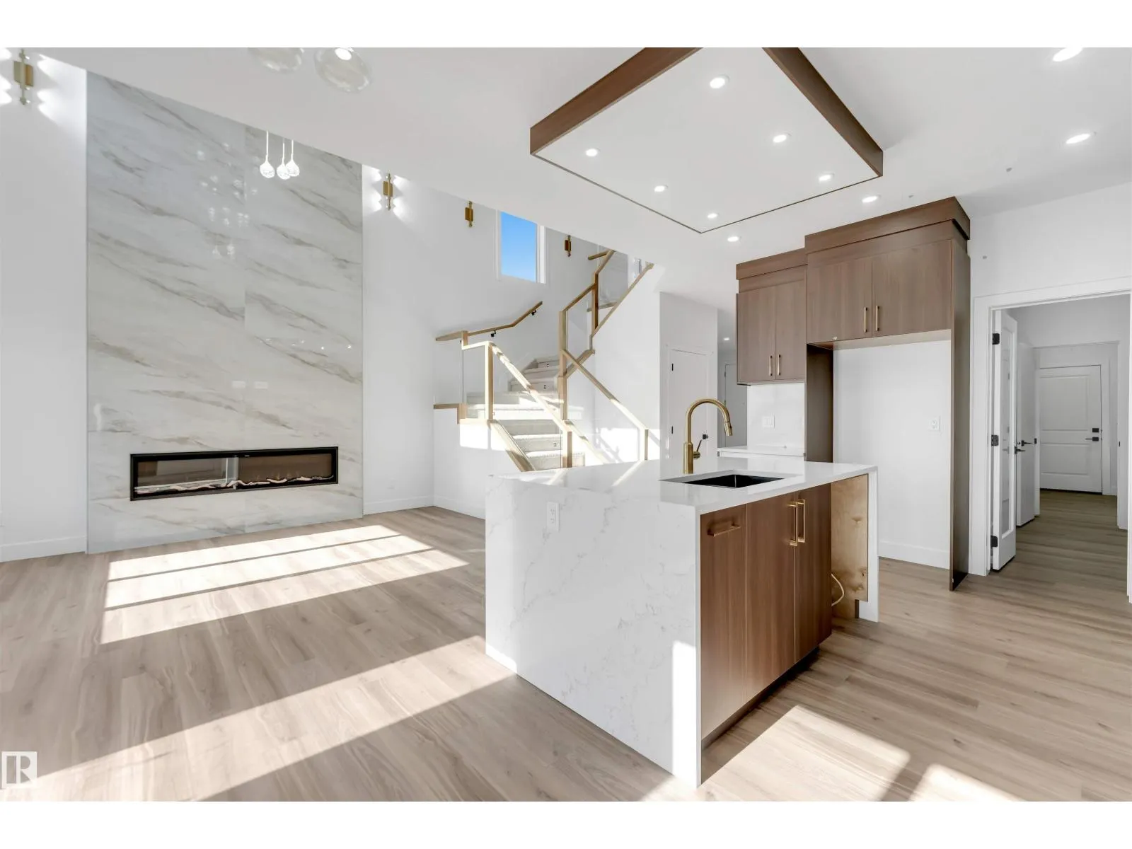 4707 17 AV SW SW