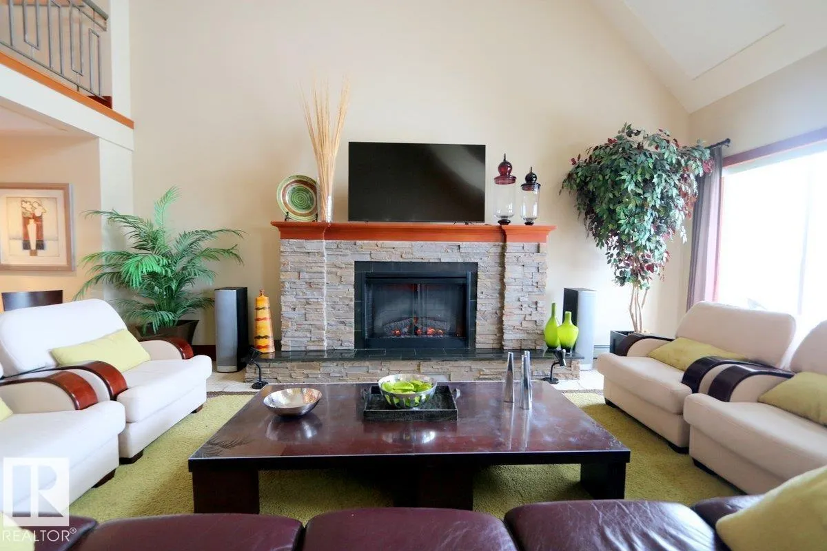 #1402 9707 105 ST NW