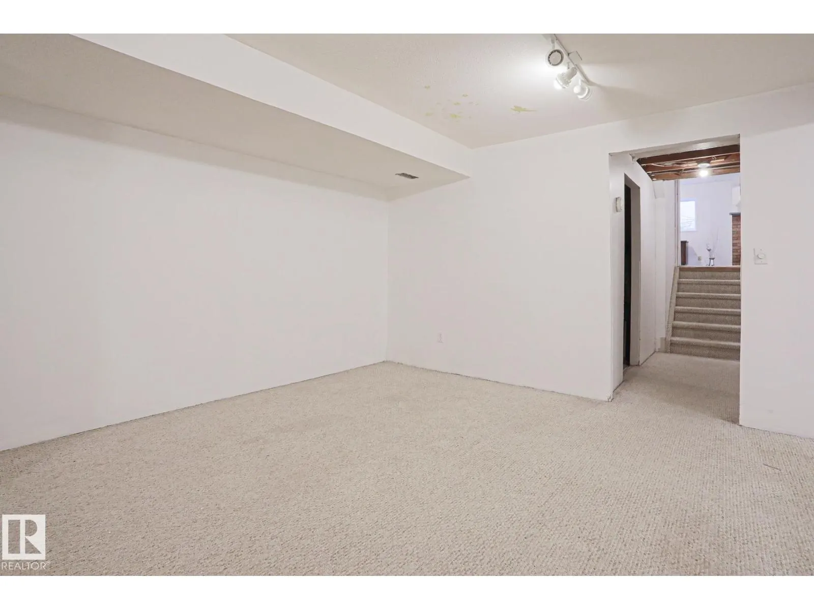 52 WESTLAKE DR