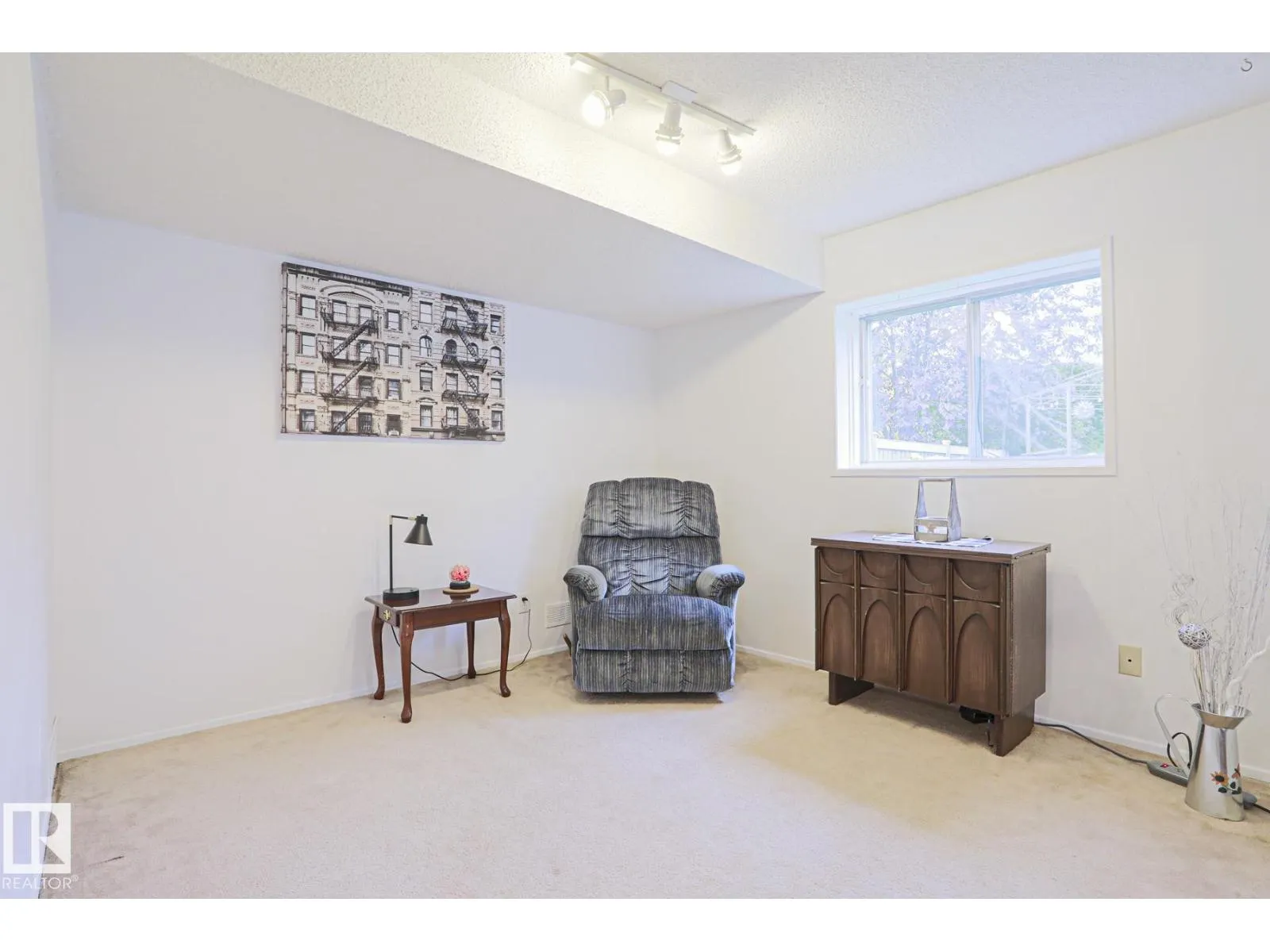 52 WESTLAKE DR