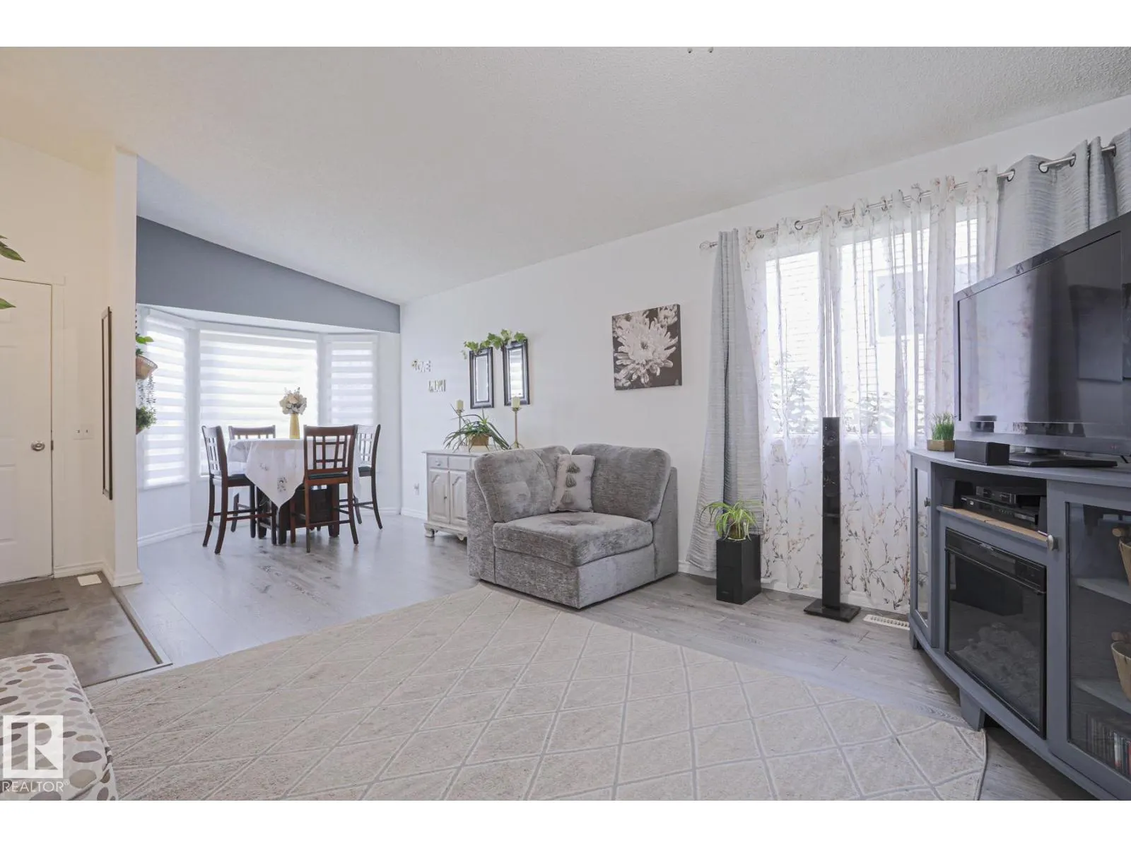 52 WESTLAKE DR