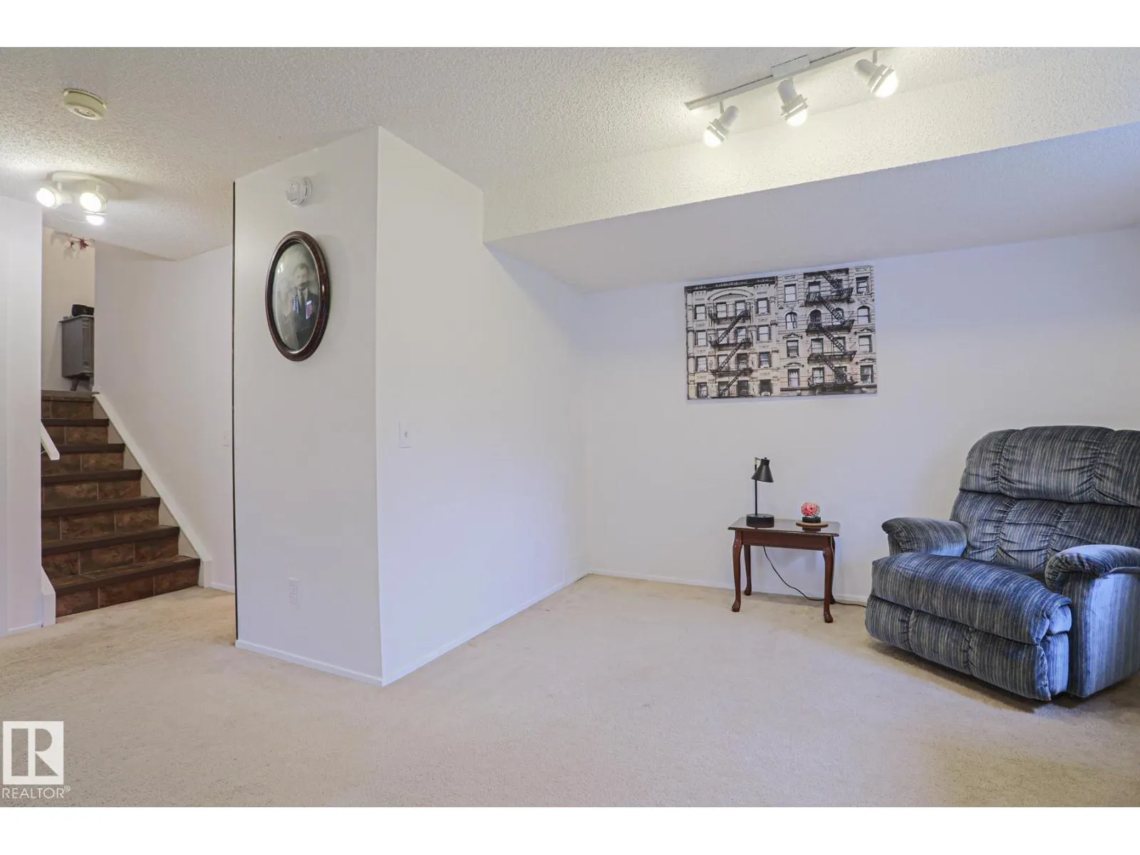 52 WESTLAKE DR