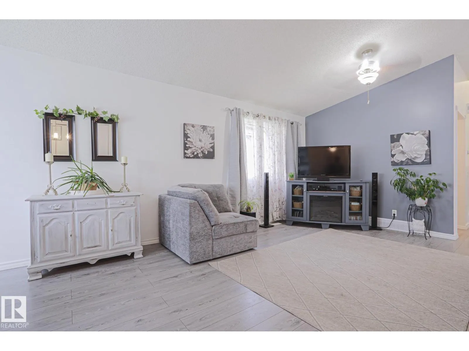 52 WESTLAKE DR