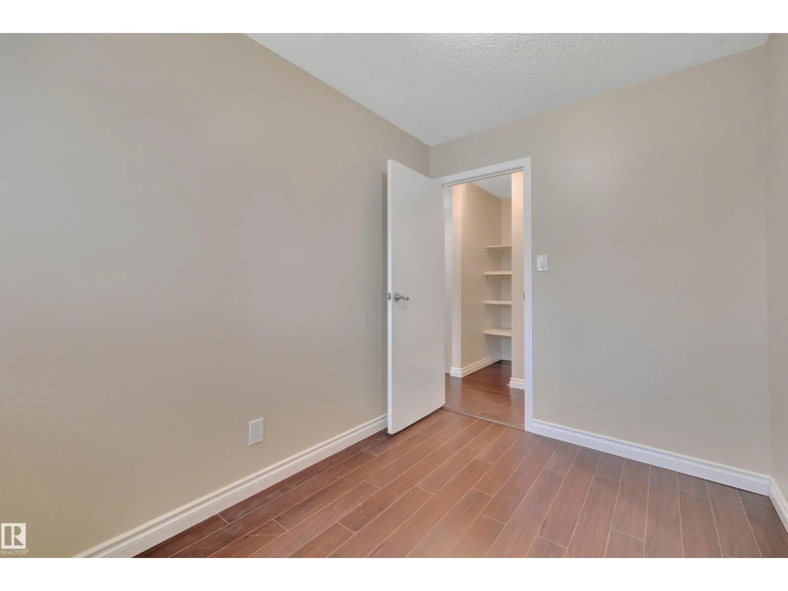 #8 14130 80 ST NW