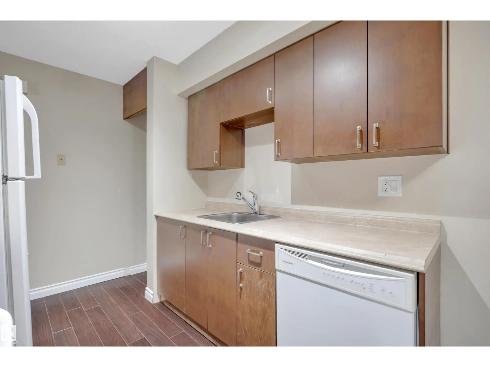 #8 14130 80 ST NW