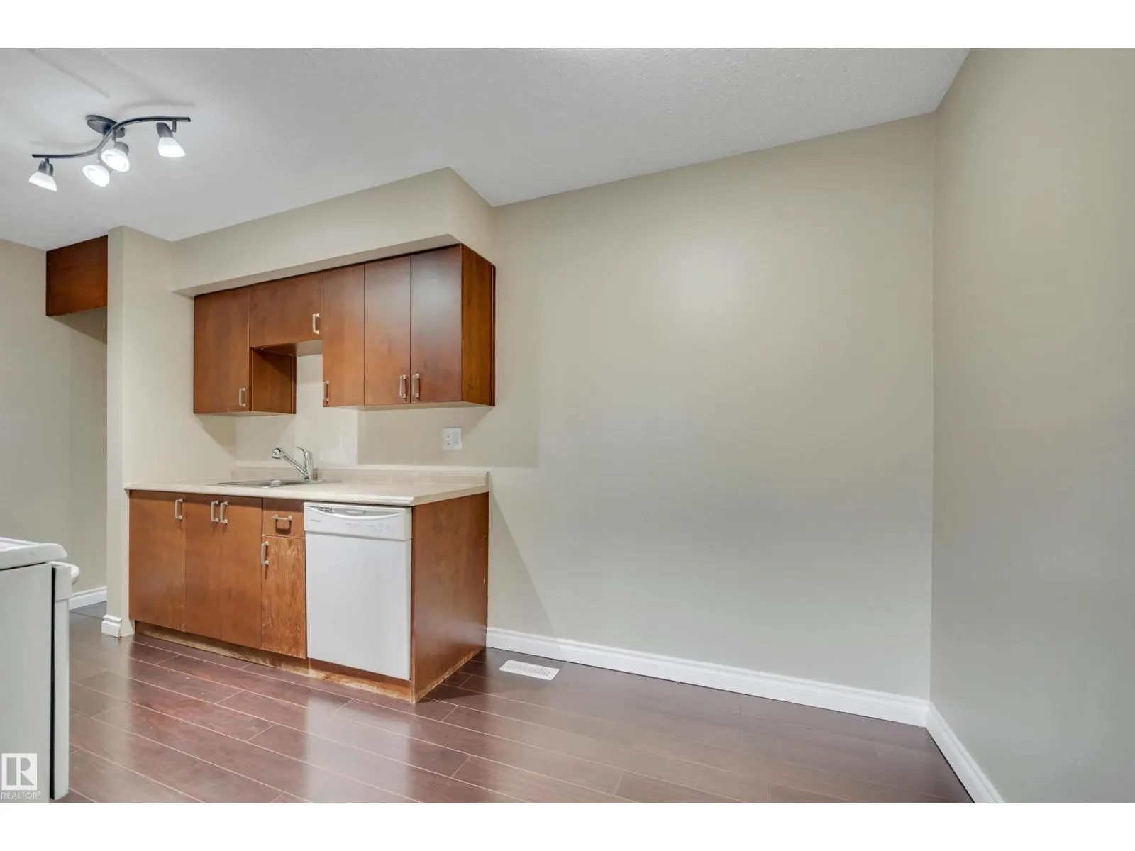 #8 14130 80 ST NW