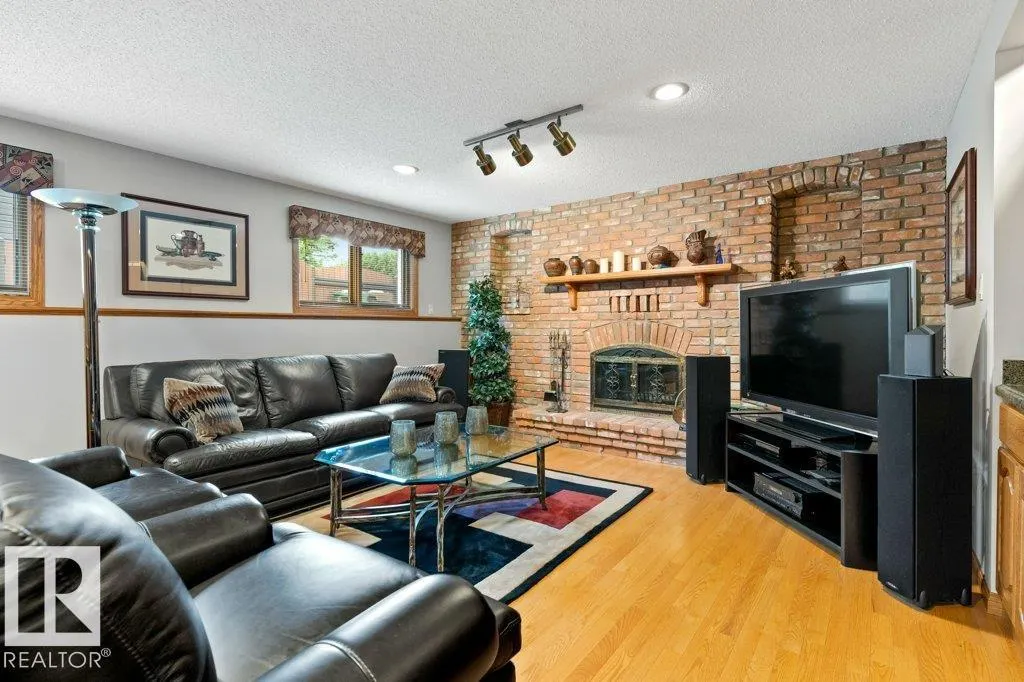 21 LORNE CR