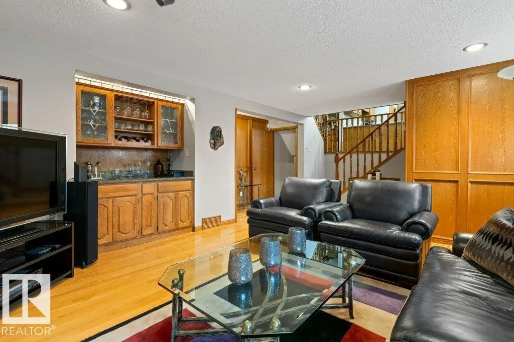 21 LORNE CR