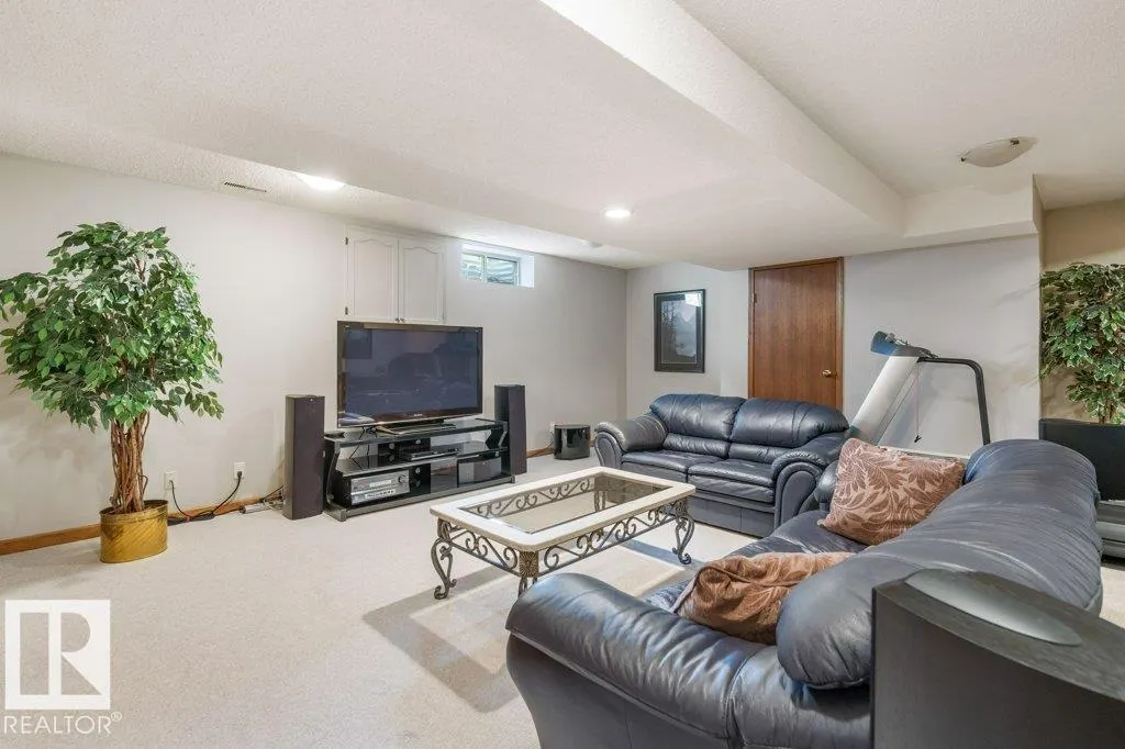 21 LORNE CR