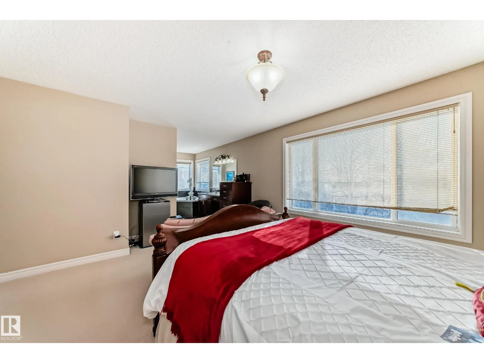 3711 163 AV NW