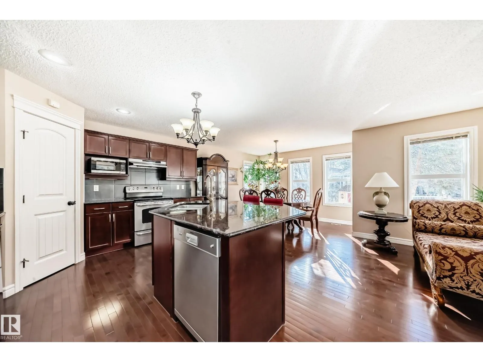 3711 163 AV NW