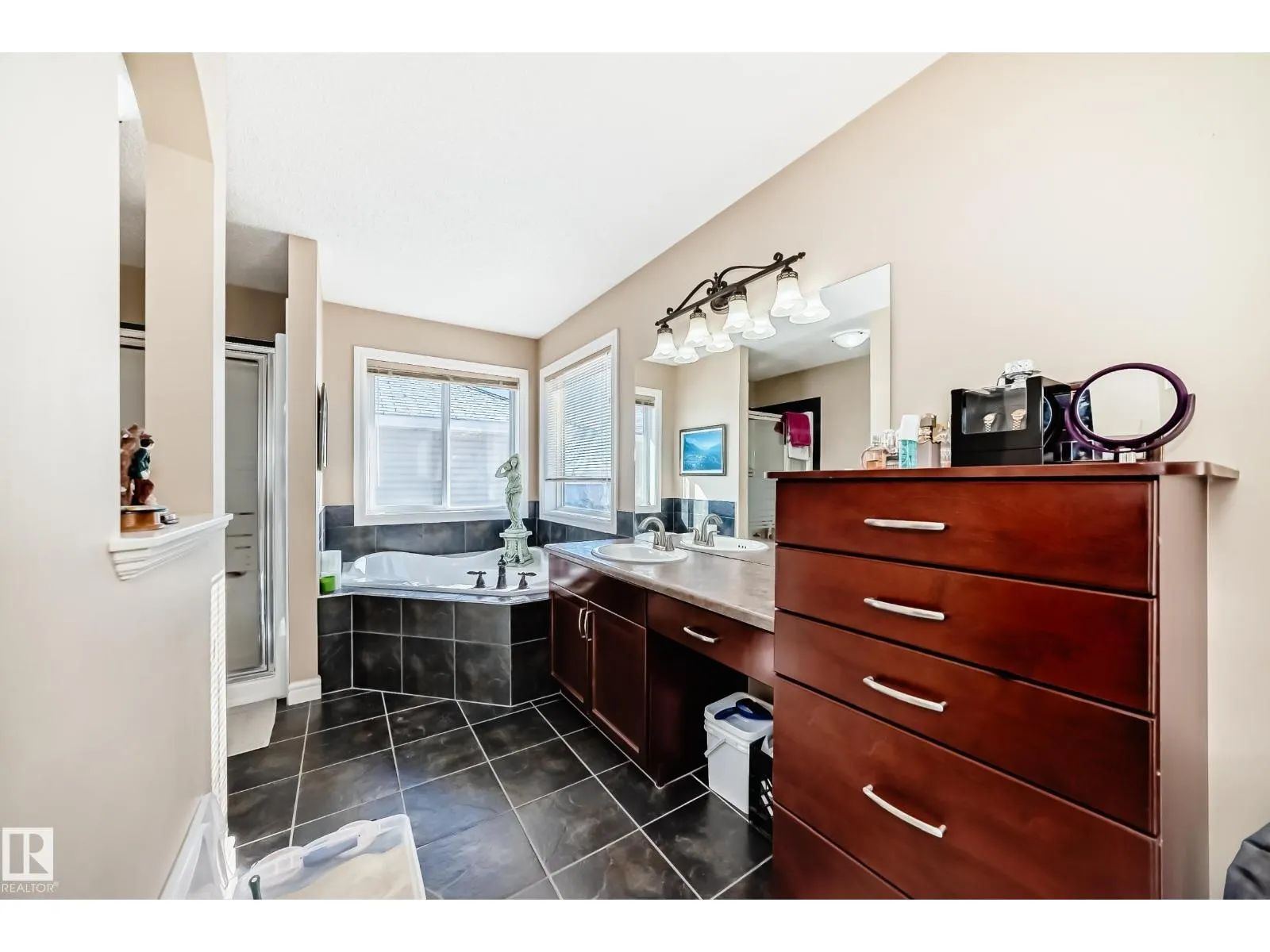 3711 163 AV NW