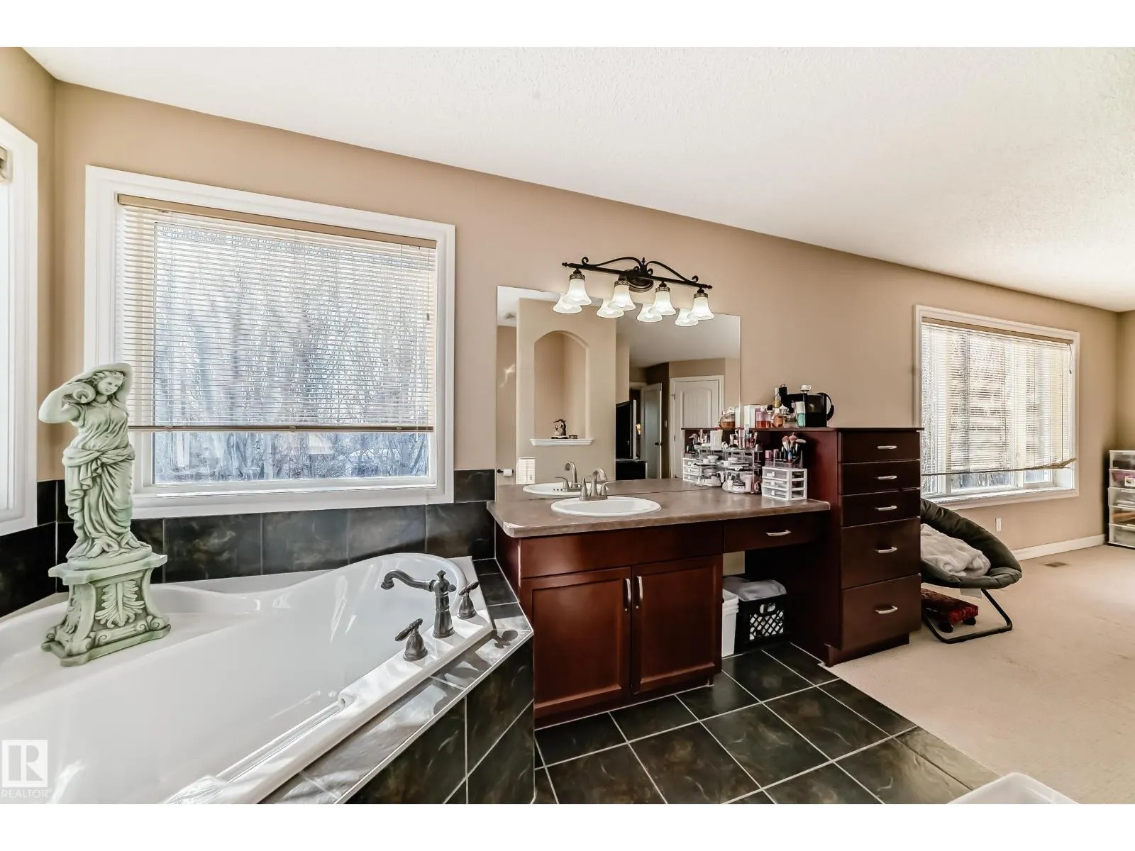 3711 163 AV NW