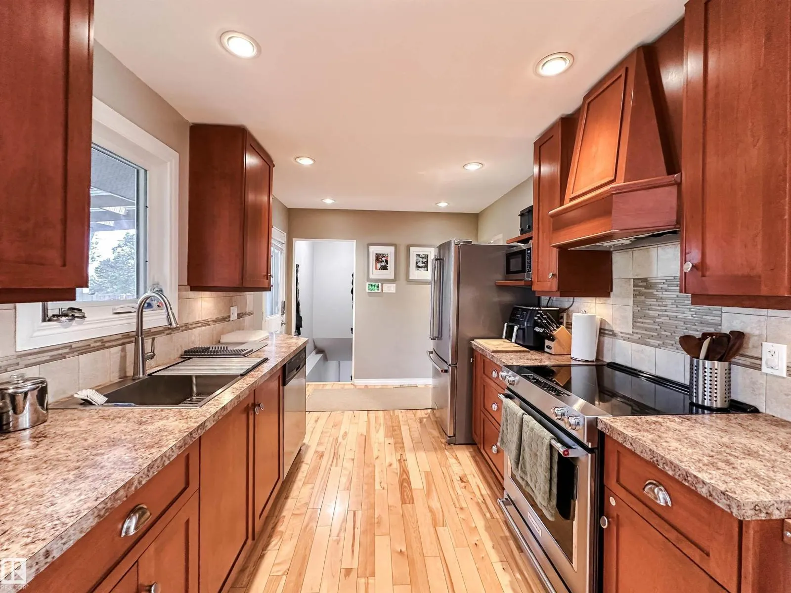 15256 86 AV NW
