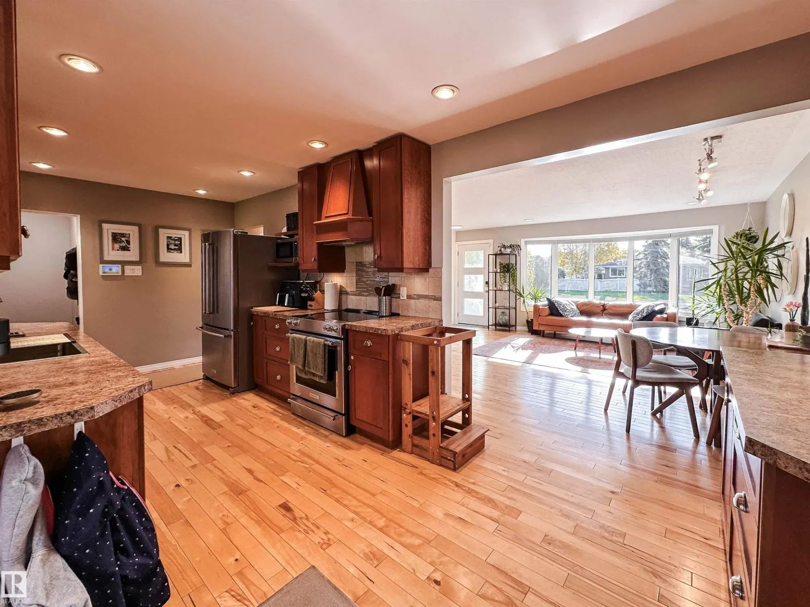 15256 86 AV NW