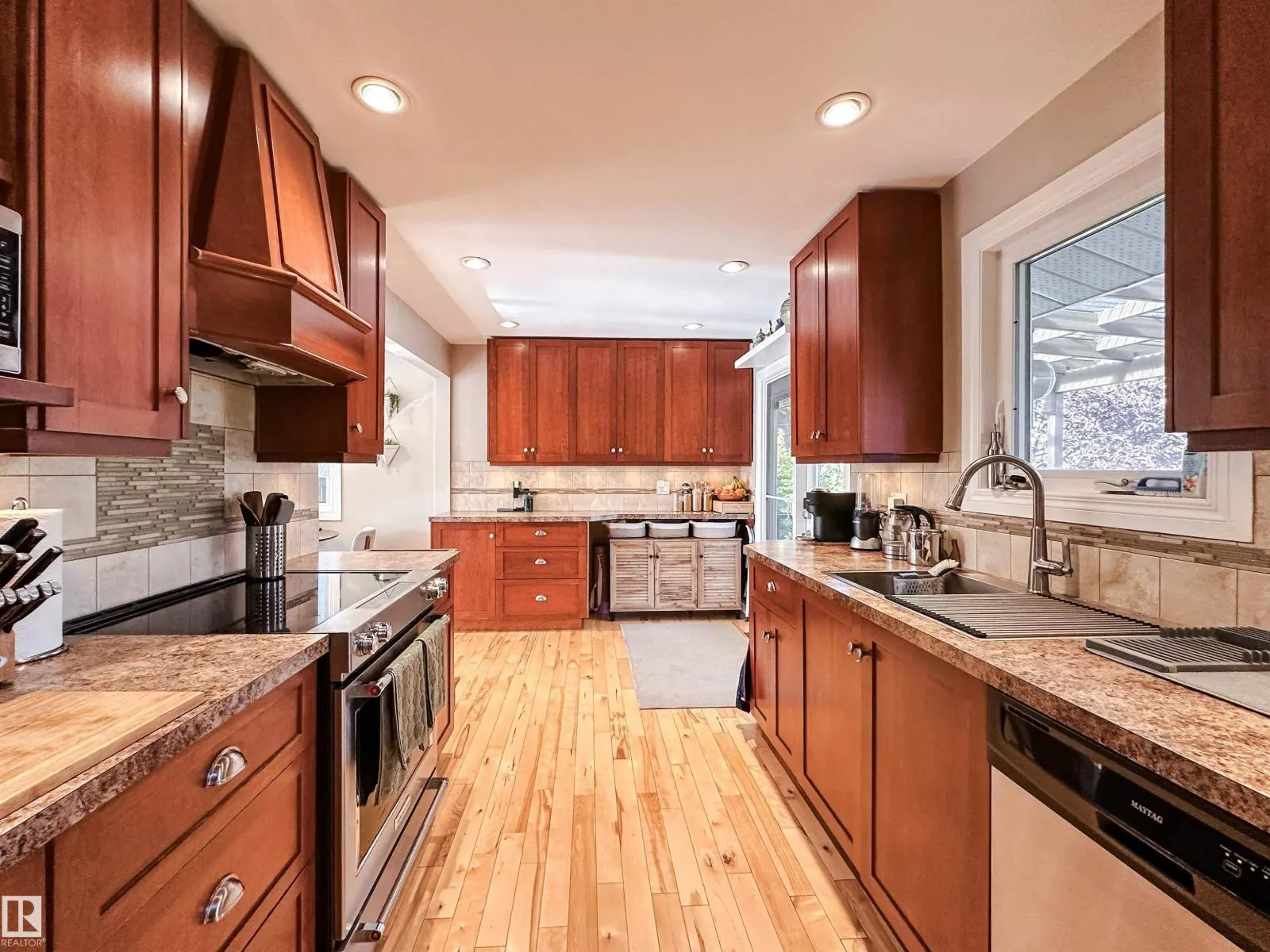 15256 86 AV NW