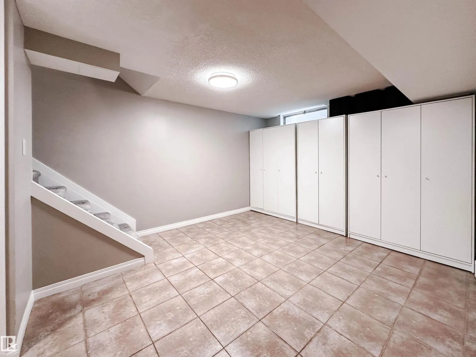 15256 86 AV NW