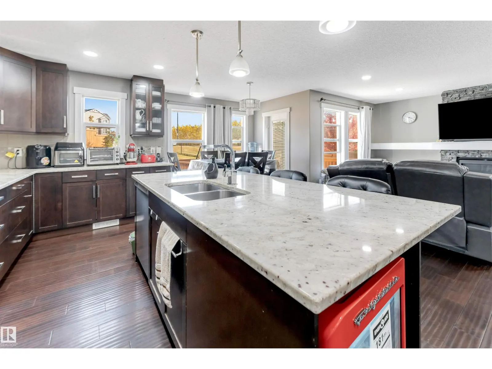 707 40 AV NW
