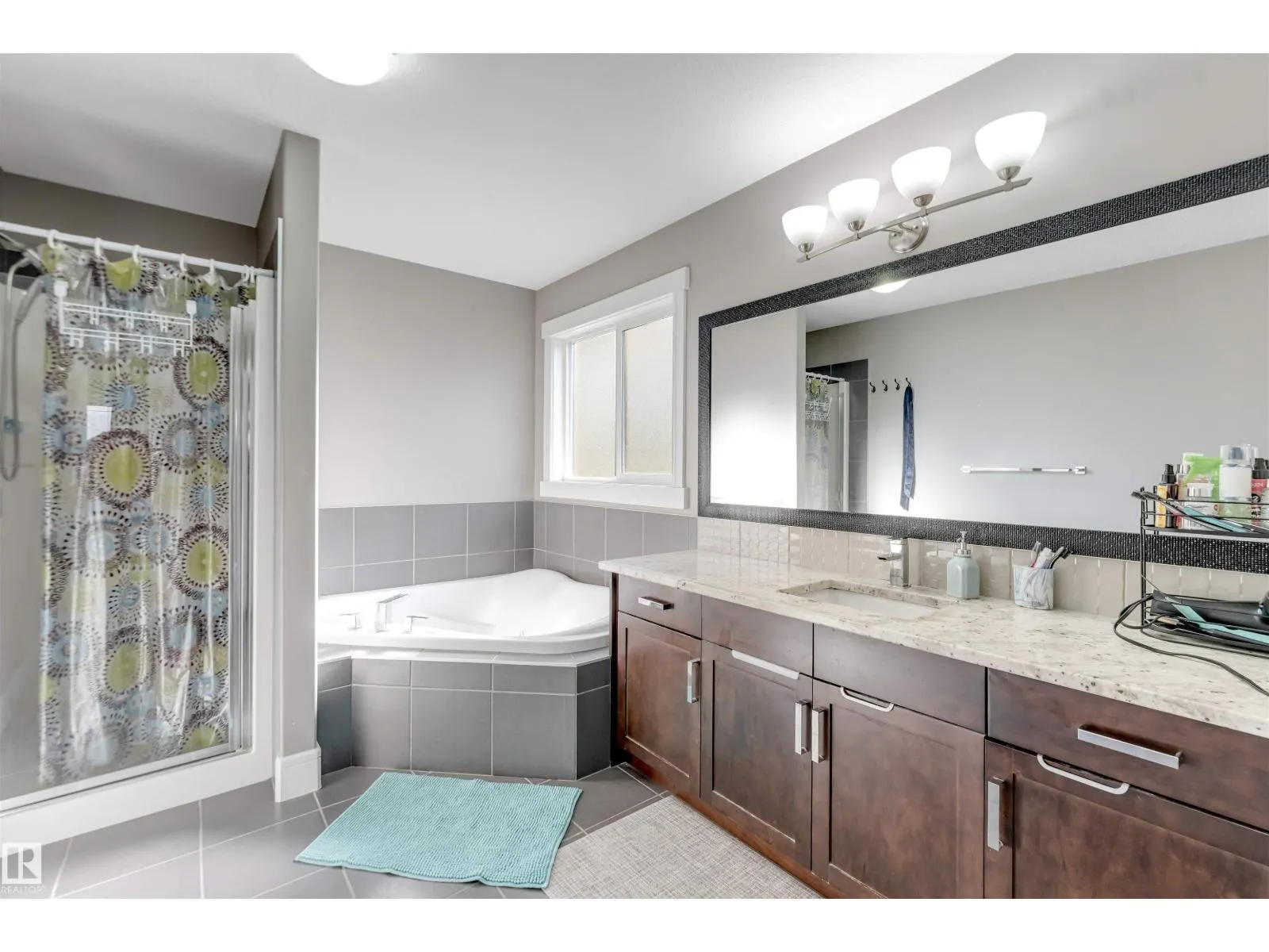 707 40 AV NW