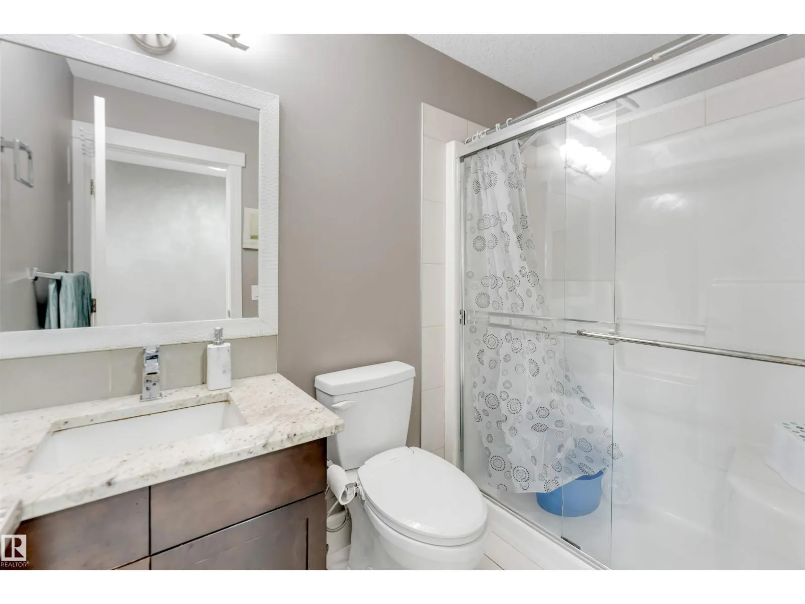 707 40 AV NW