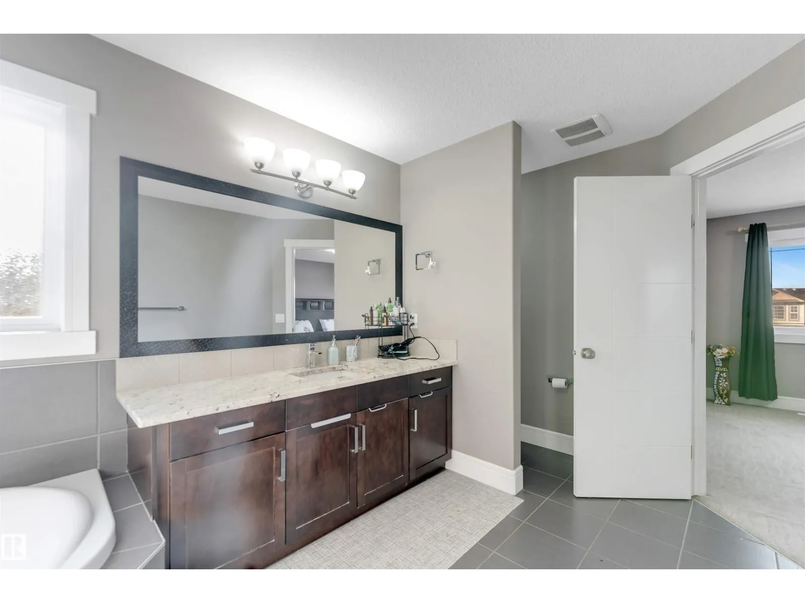 707 40 AV NW