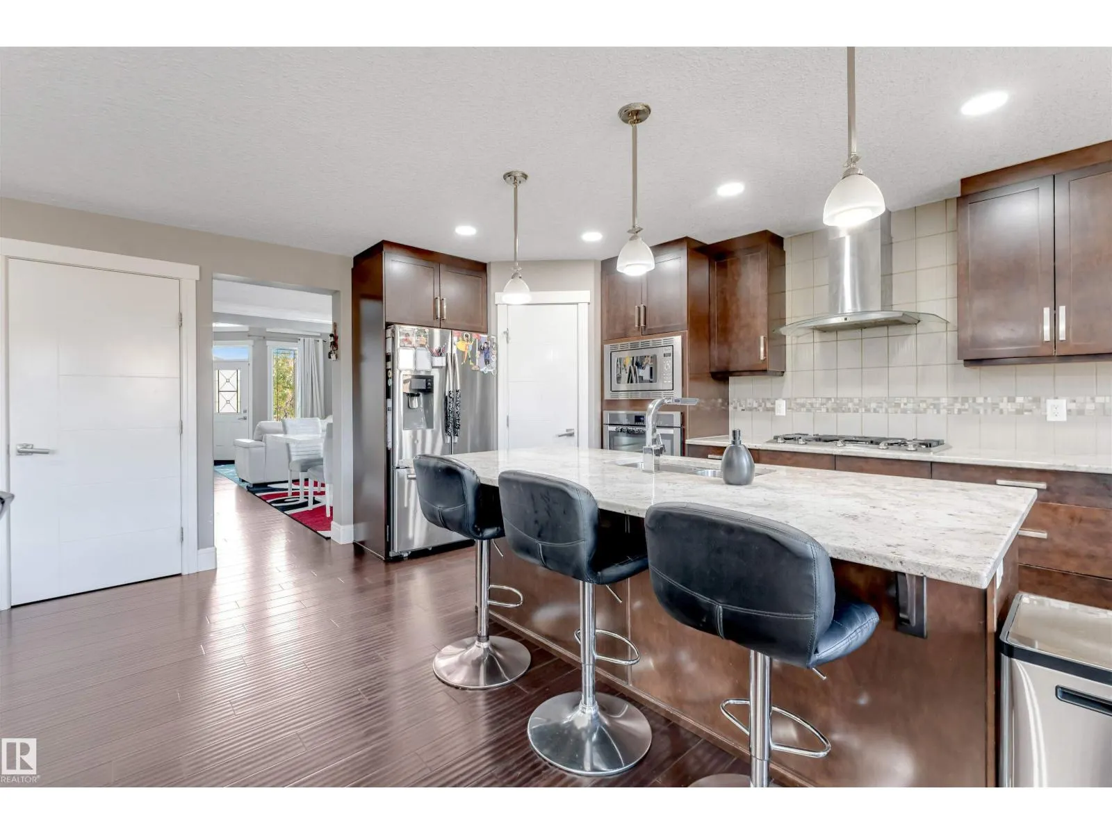 707 40 AV NW