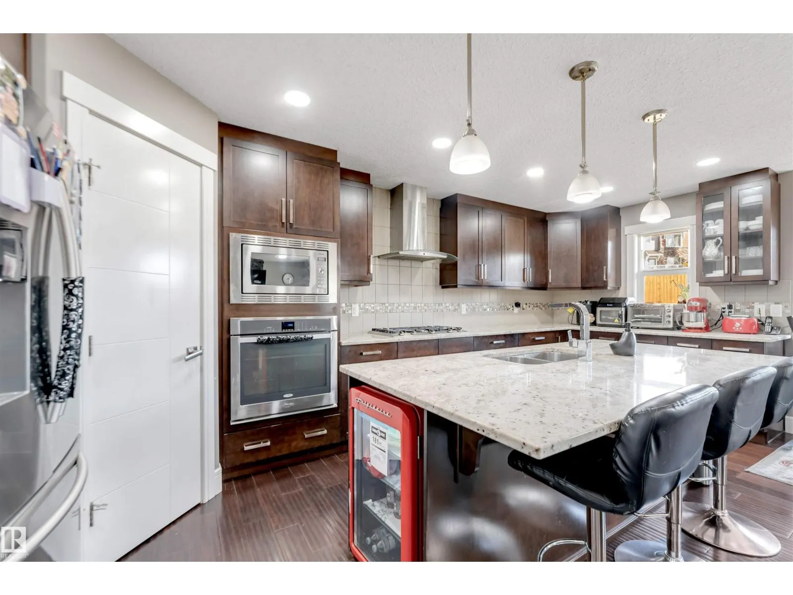 707 40 AV NW