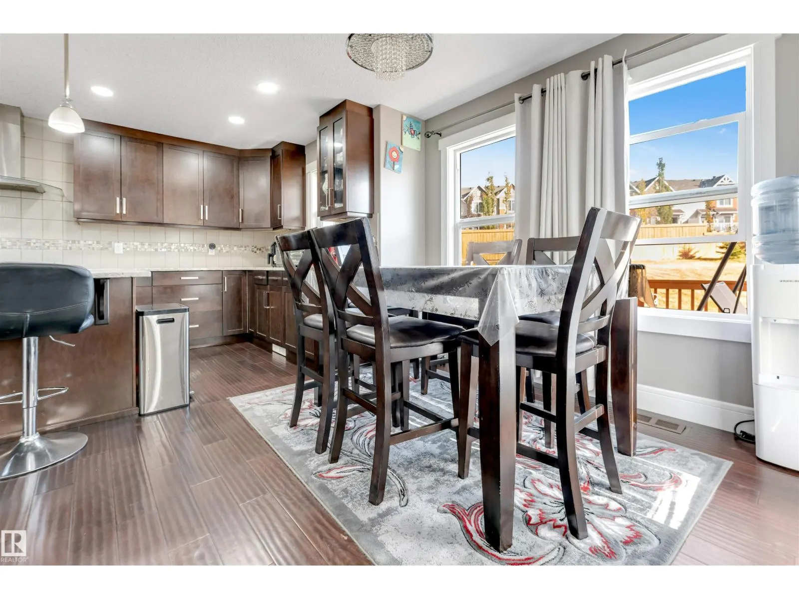707 40 AV NW
