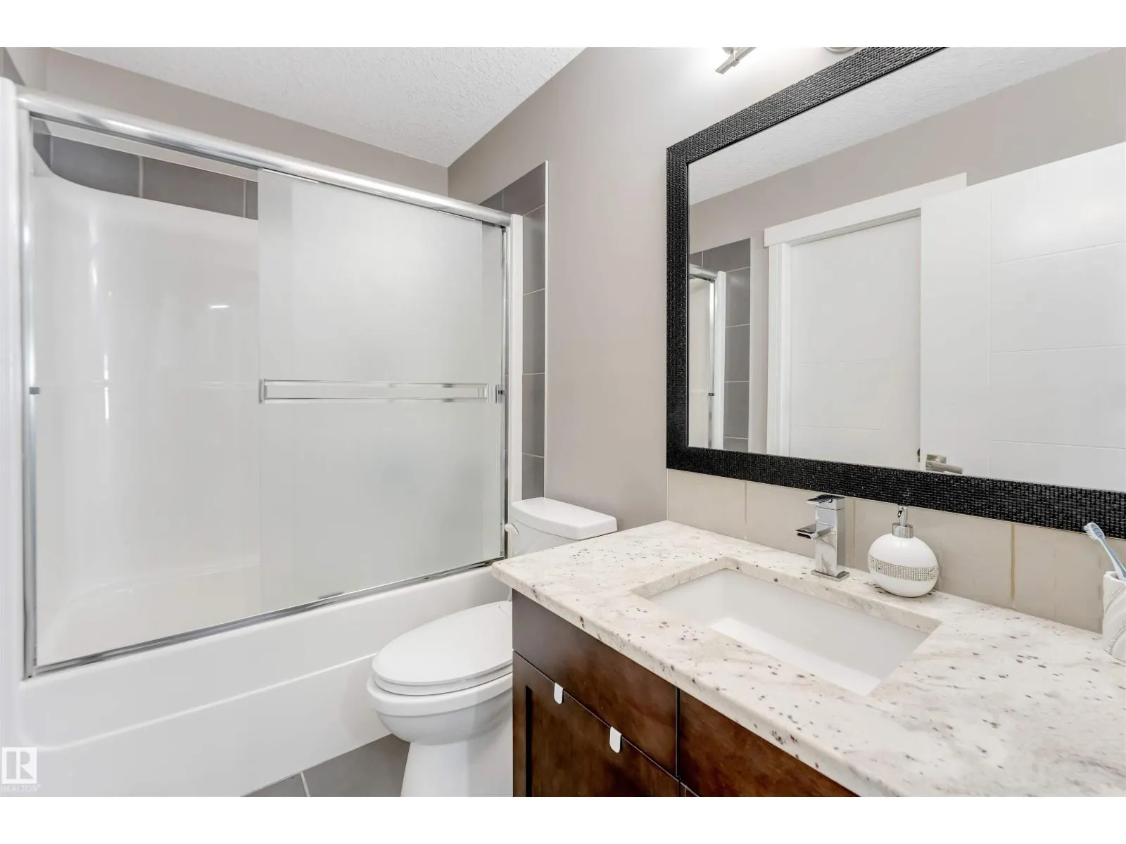 707 40 AV NW