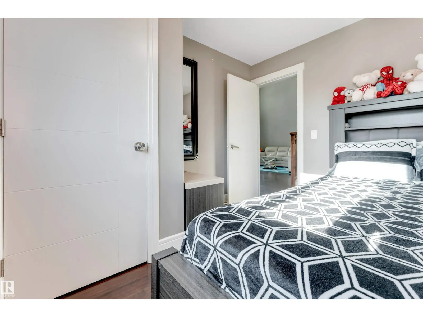 707 40 AV NW