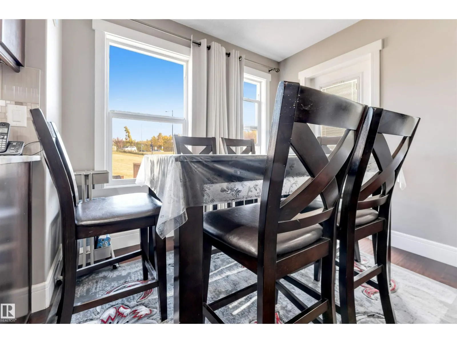 707 40 AV NW