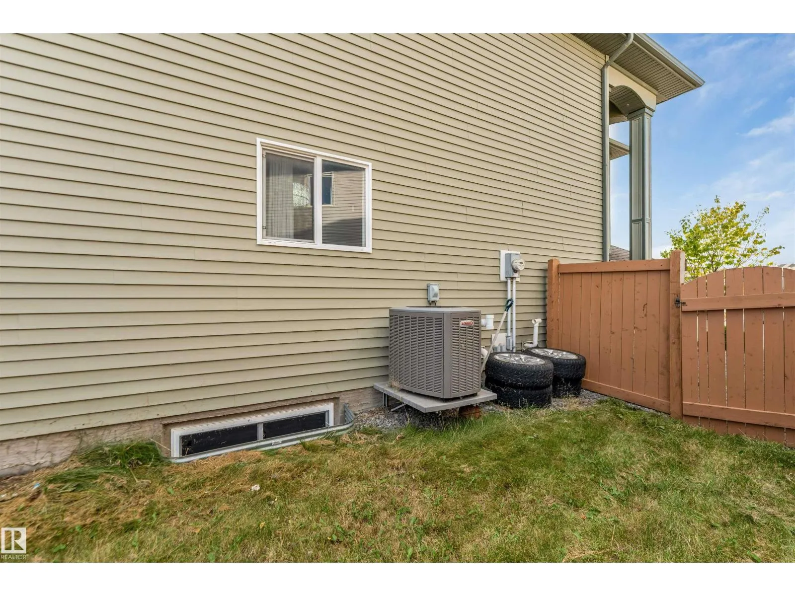 707 40 AV NW