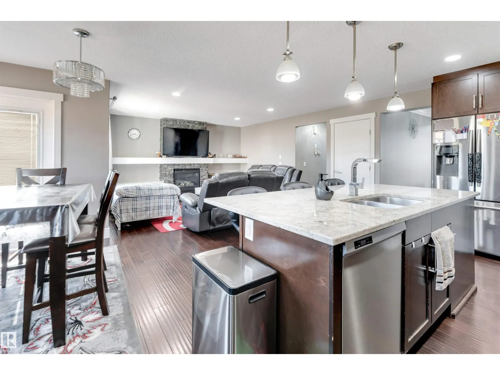 707 40 AV NW
