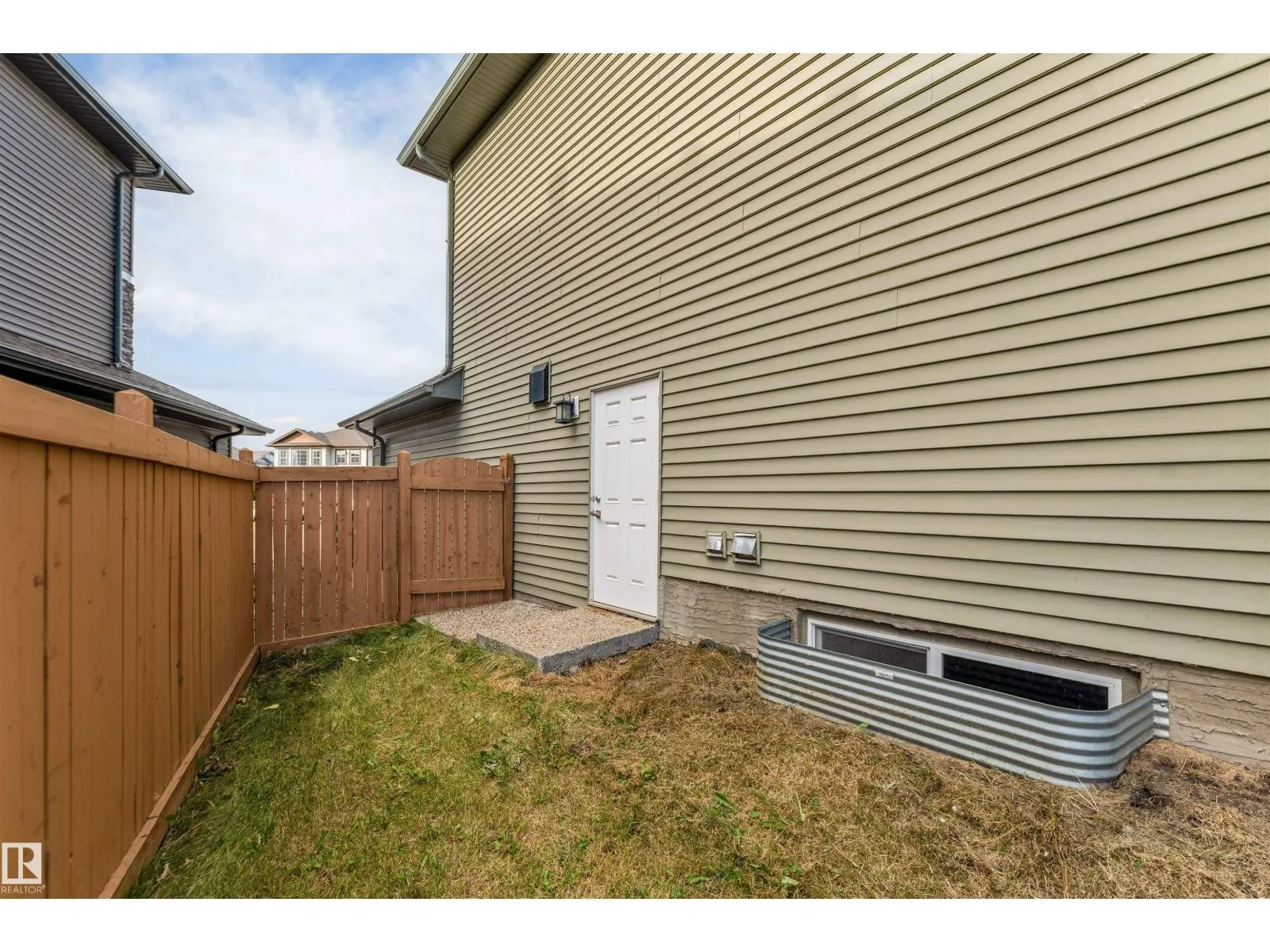 707 40 AV NW