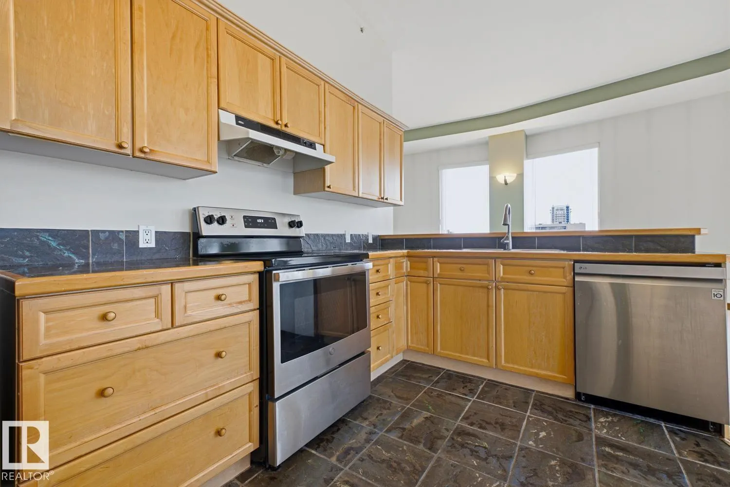 #701 10106 105 ST NW