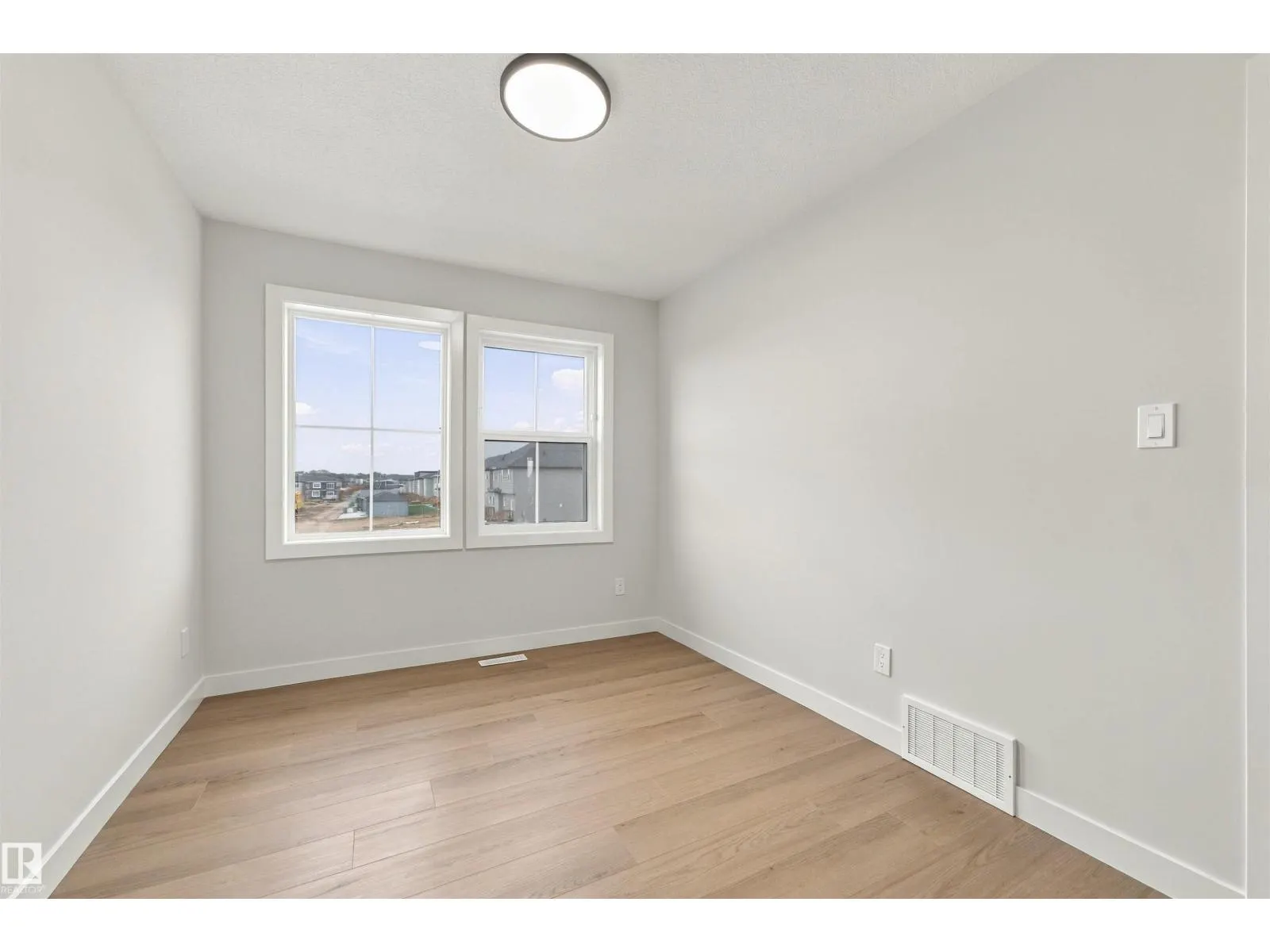 3805 38 Ave