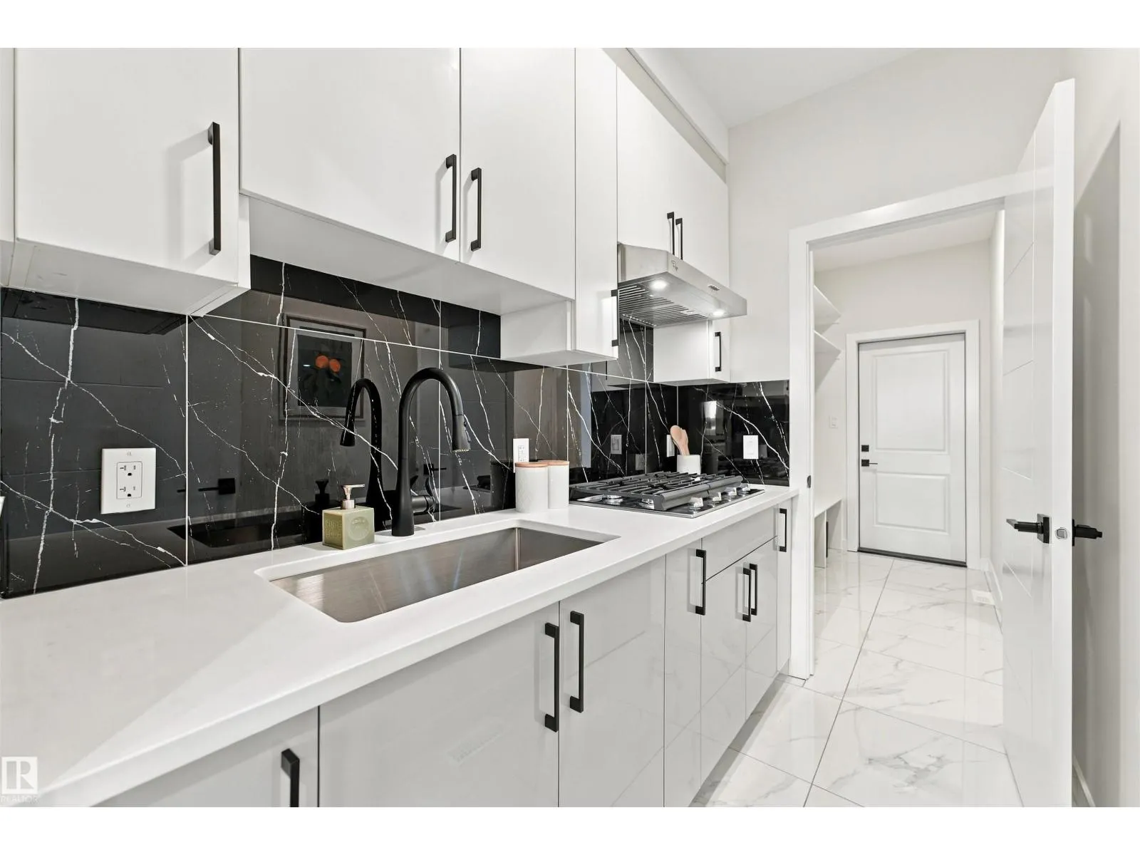 3805 38 Ave