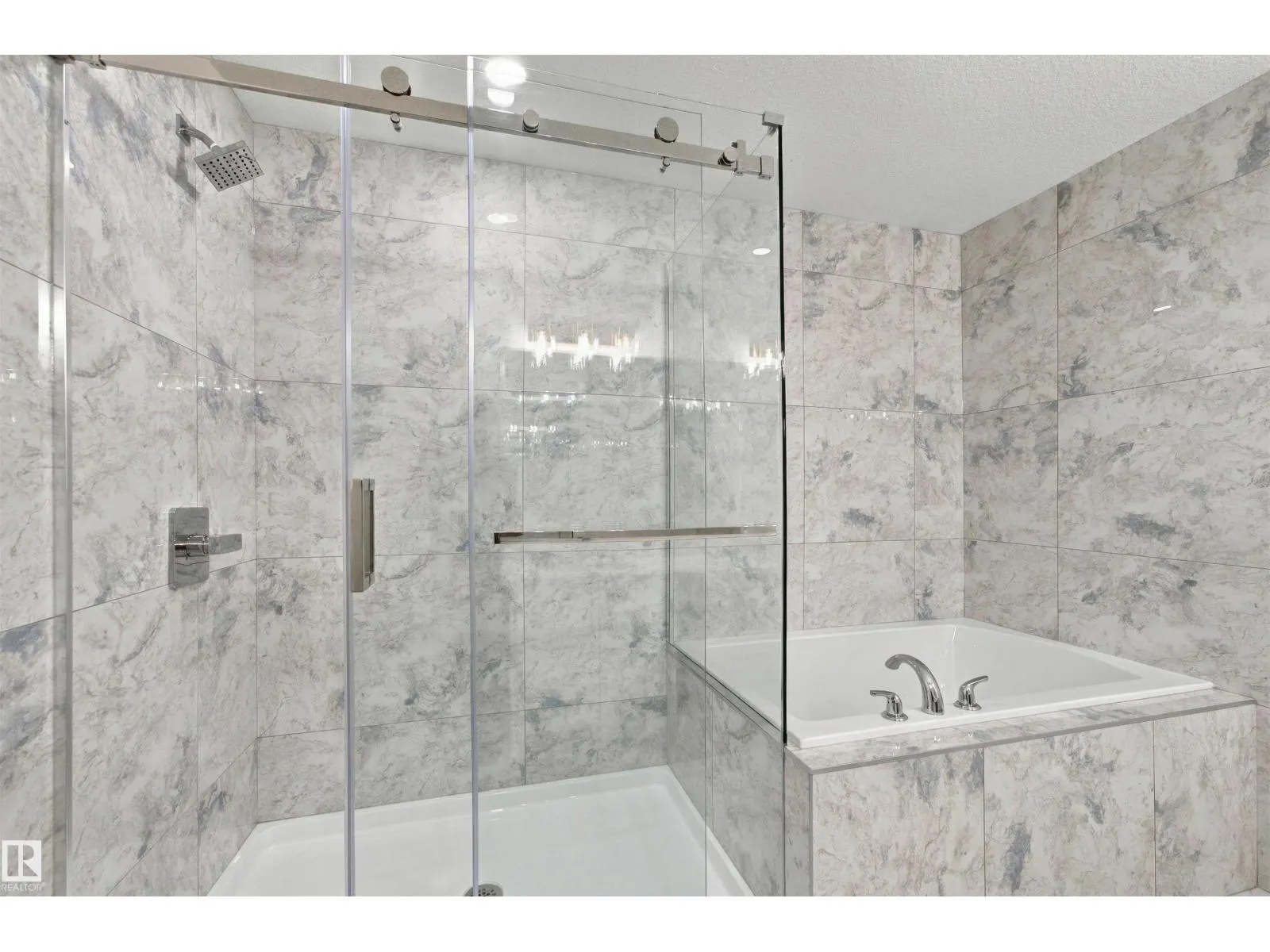 3824 39 St