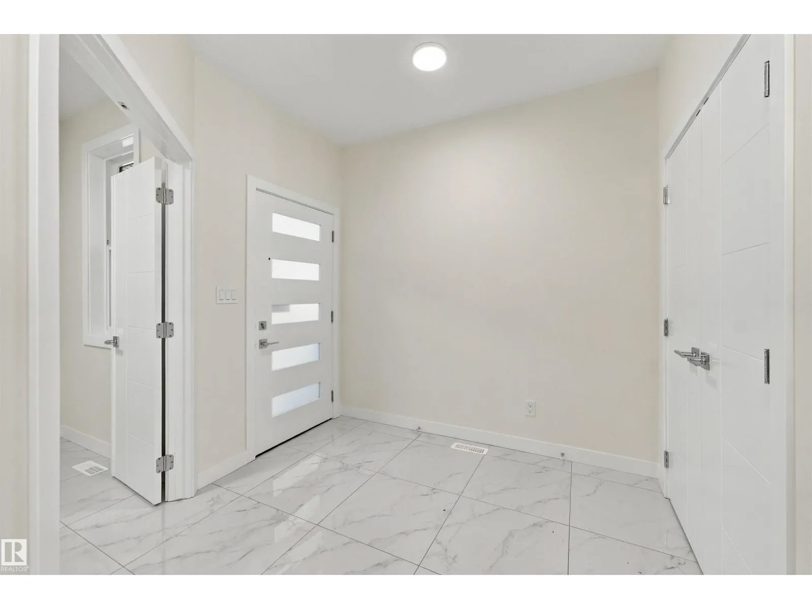 3824 39 St