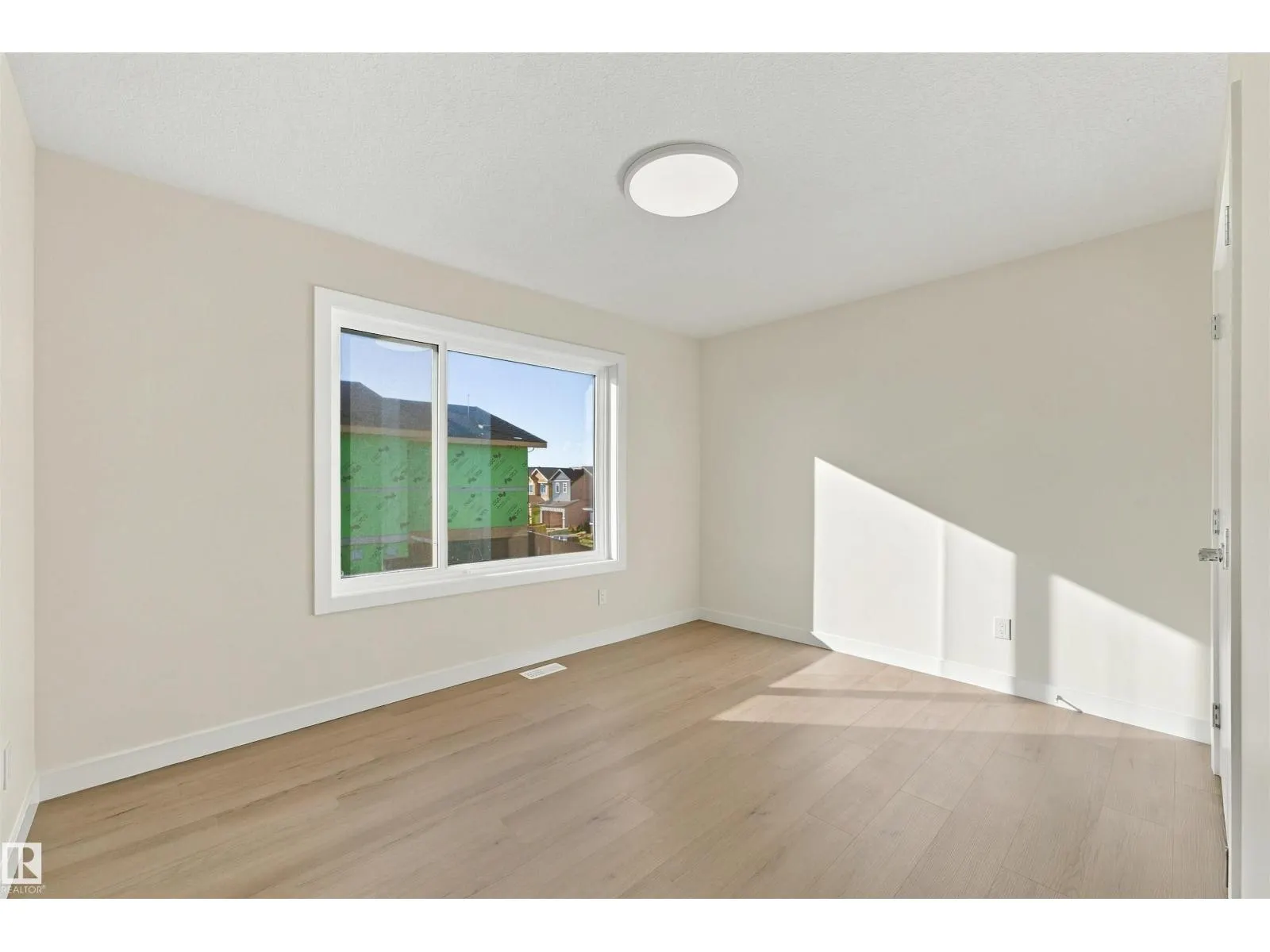 3824 39 St