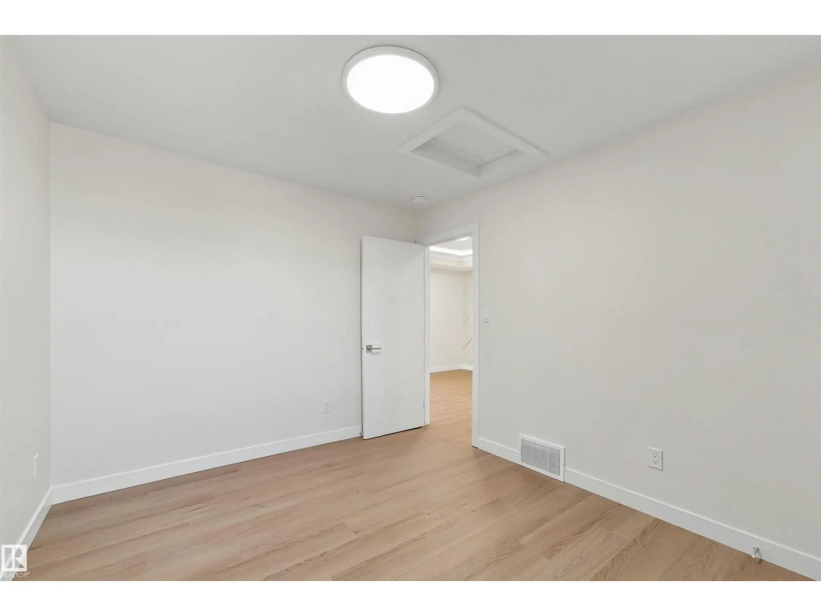 3824 39 St