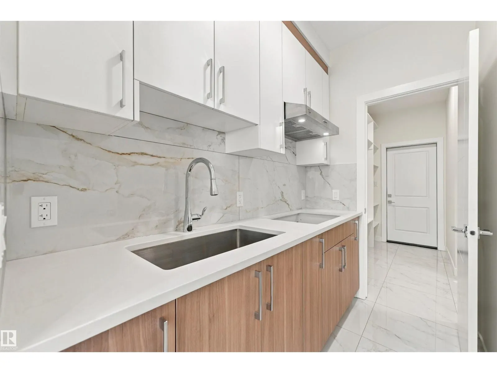 3824 39 St