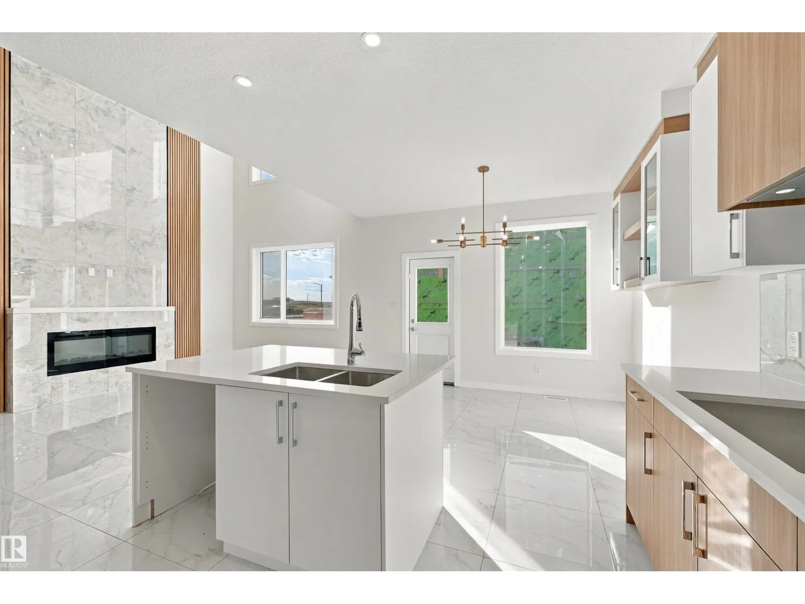 3824 39 St
