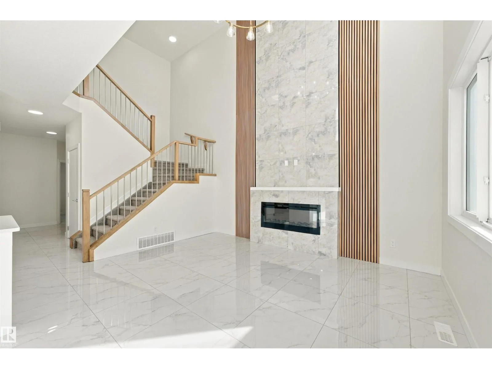 3824 39 St