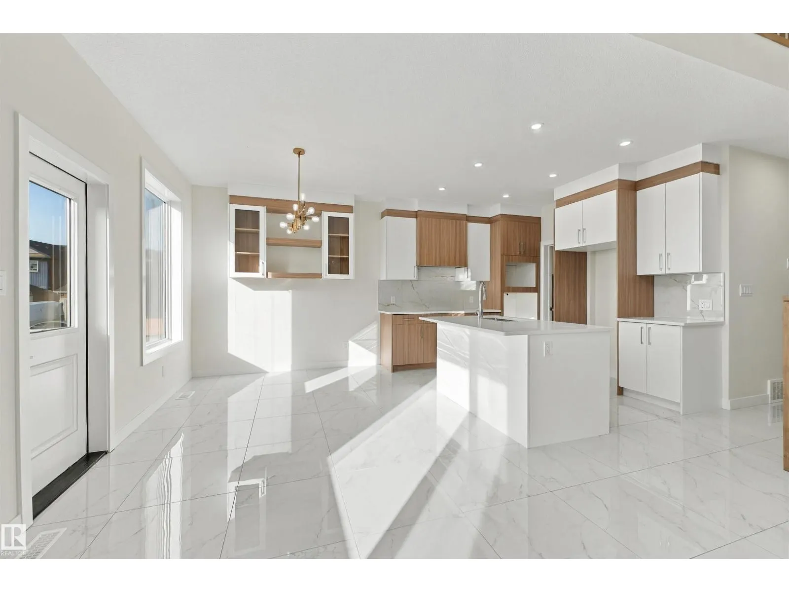 3824 39 St