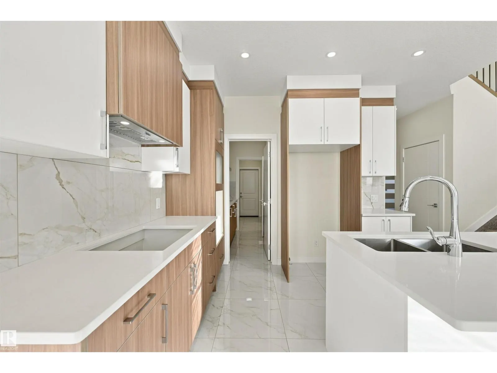 3824 39 St
